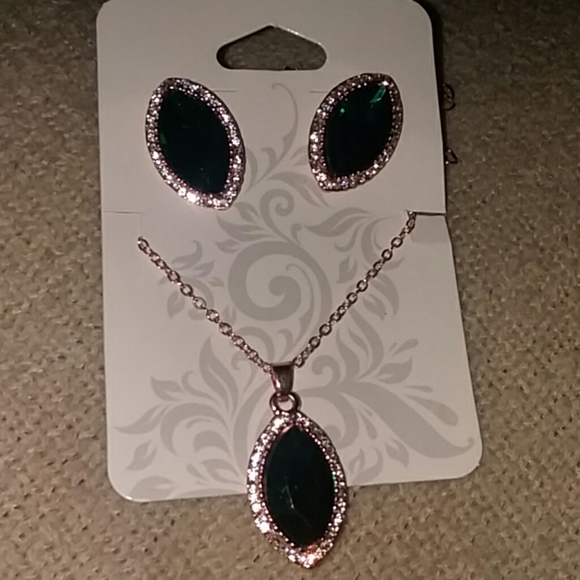 Emerald neckless/ earring set NWT - Picture 2 of 2